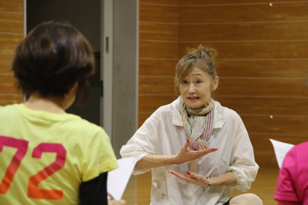 セリフの指導をするモンデンモモさん（４月３日　東京都杉並区の永福和泉地域区民センター）